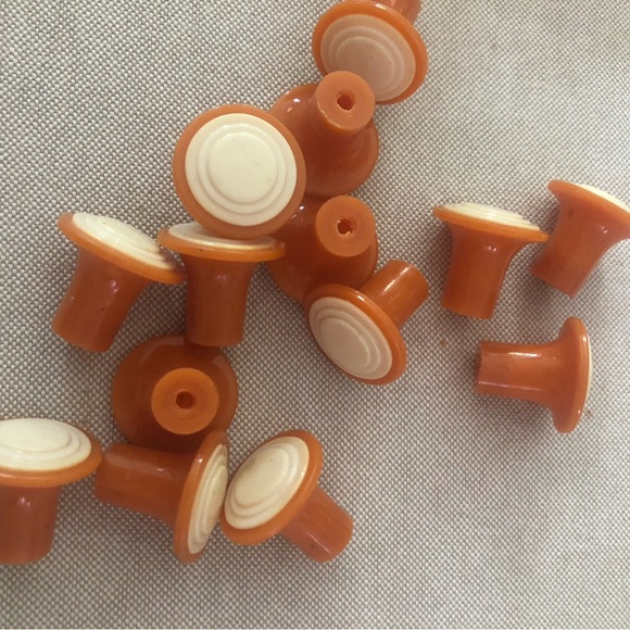 Vintage Knobs Burnt Orange & Tan Plastic (Set of 14). - Picture 5 of 5